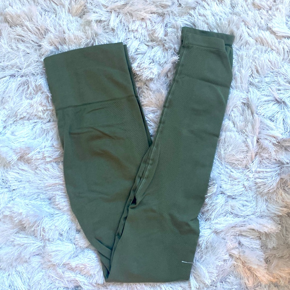 Army green Better Bodies tights. Xs